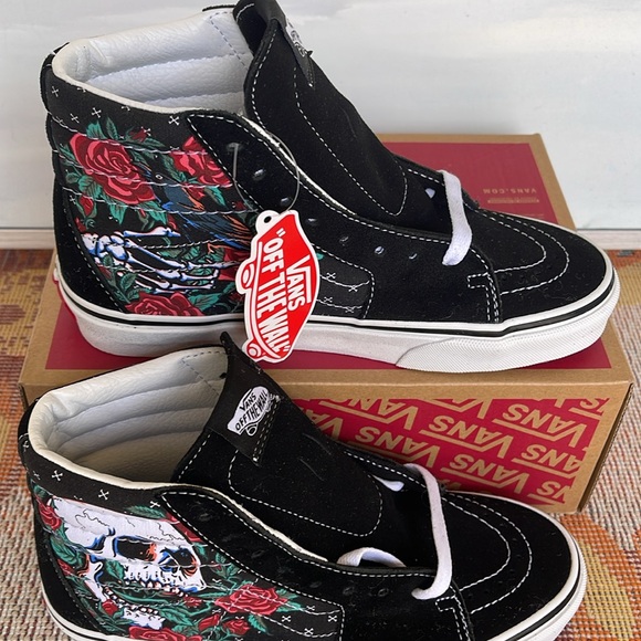 Vans WMNS Sk8-Hi
Rose Skulls Black/True White 
VN0007P6BT
Sneakers - Picture 3 of 16